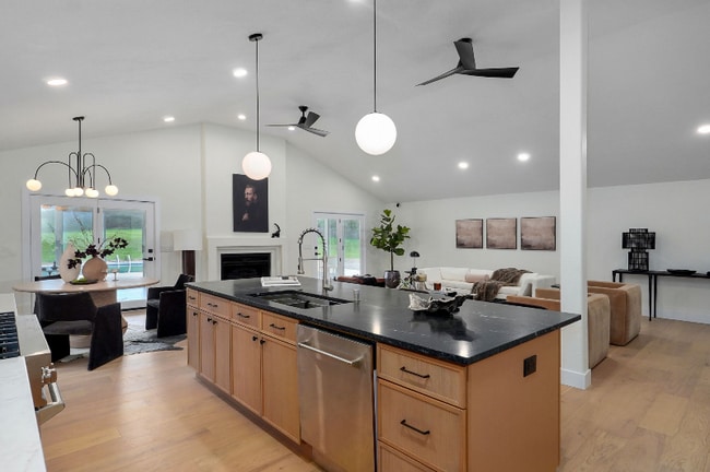 Building Photo - 5021 S Farm Rd 137