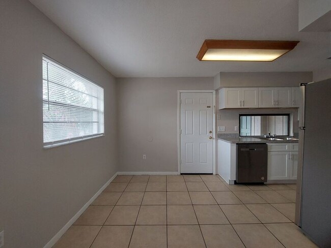 Building Photo - 5454 Lewellyn Rd