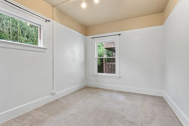 Building Photo - 1 Bedroom close to SW! Pets Ok! Walking distance to Providence Park!