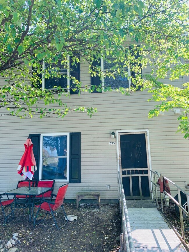 Building Photo - 235 Freestone Dr