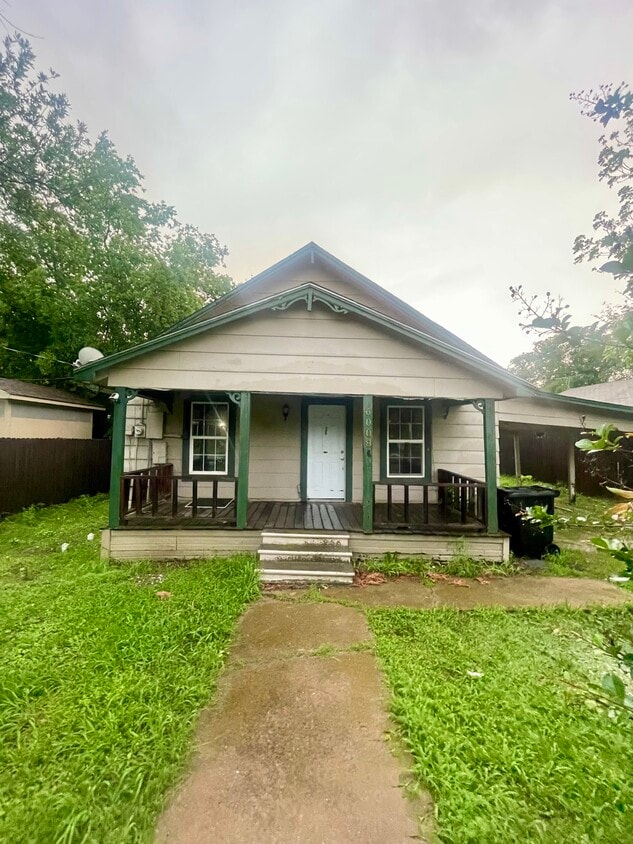 Foto principal - 6008 Trinity St
