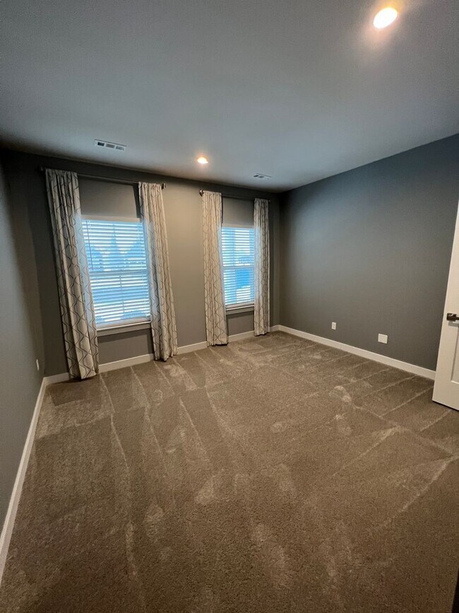 Building Photo - *1/2 Off 1st Months Rent* 4 Bed, 3 Bath Ho...