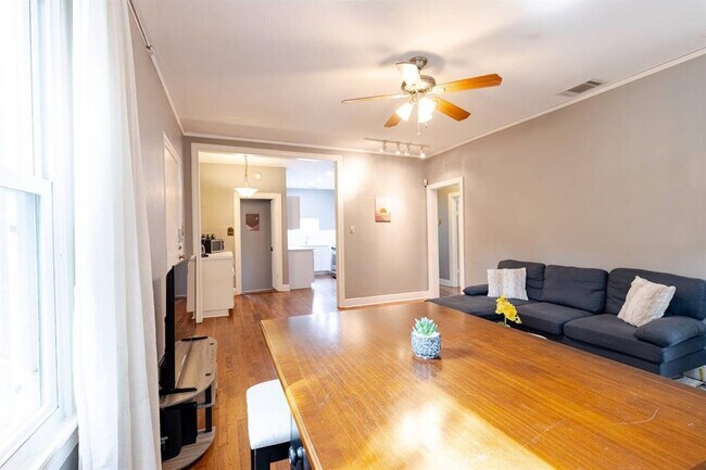 Building Photo - 3715 Robinson Ave