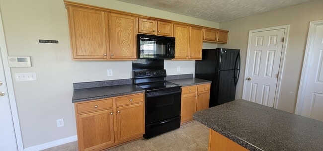 Building Photo - NEW listing , Don't Miss Out!!!