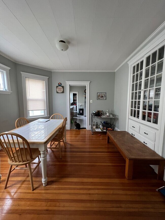 Building Photo - Brighton / Oak Square 2 Bed.  Full Dining ...