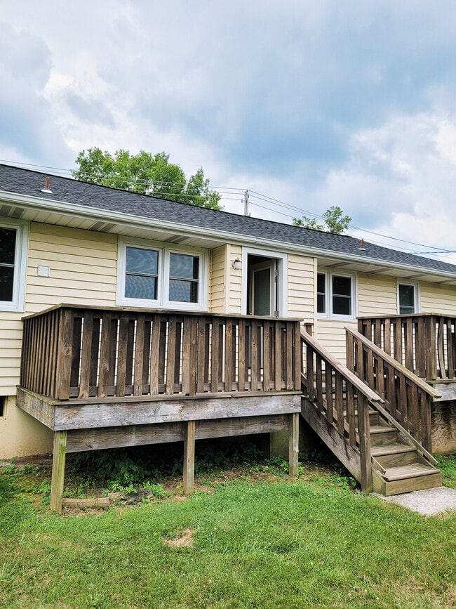 Building Photo - 105 E Aaron Dr