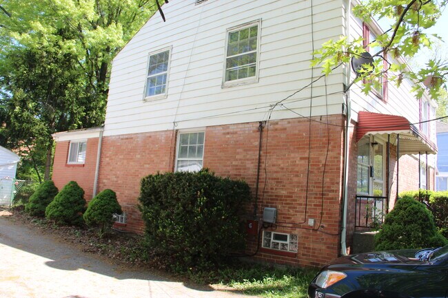 Building Photo - 1489 E 252nd St