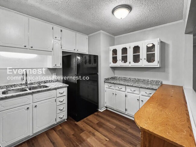 Foto del edificio - 3032 Summit Ridge Dr