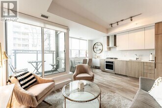 Building Photo - 38 Howard Park Ave