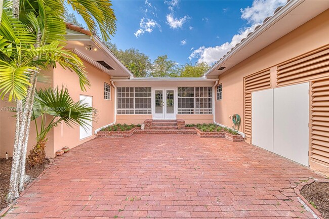Building Photo - 645 Altara Ave