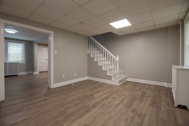 Foto del edificio - Gut Renovated Three Bedroom/1.5 Bathroom H...