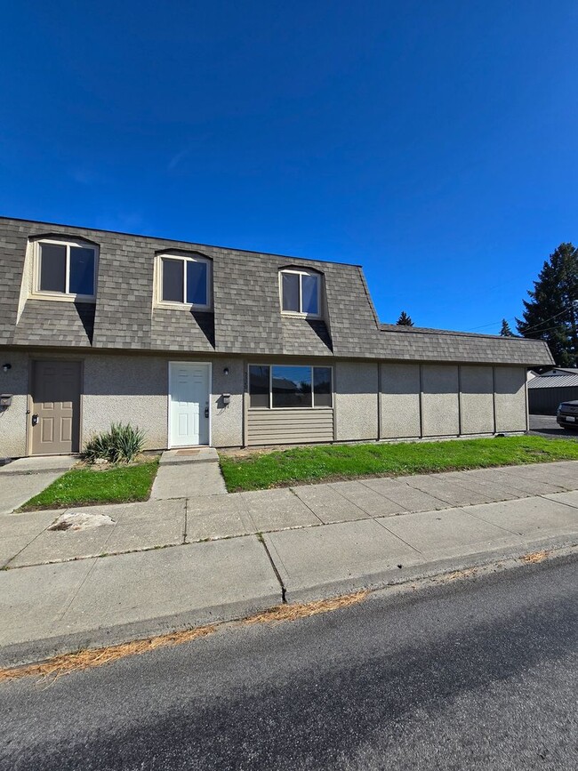 Building Photo - North Spokane 2bd 1.5 bath