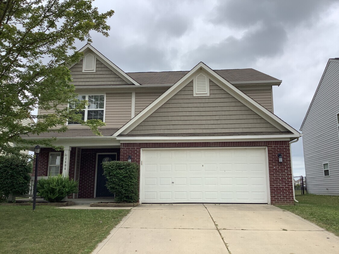 Foto principal - 1404 Round Lake Rd