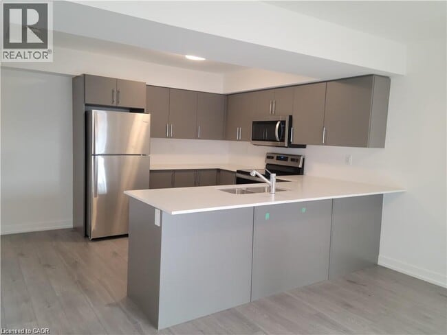 Building Photo - 205 W Oak Trl