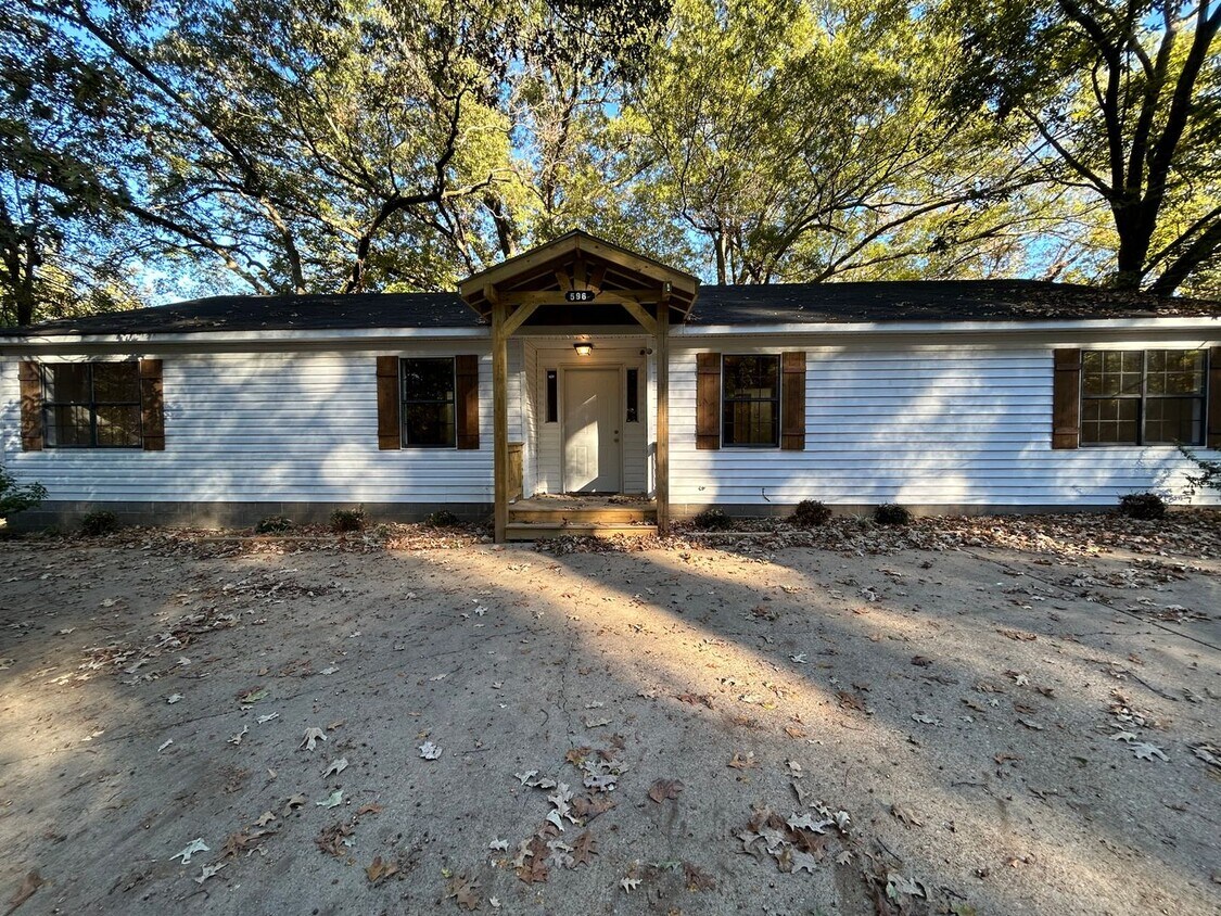 Primary Photo - 596 N McLemore Ave