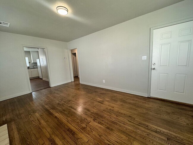 Foto del edificio - Adorable two-bedroom One-bathroom house located in the Kendall-Whittier neighborhood!