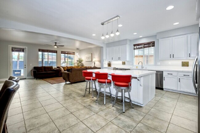 Building Photo - Furnished Rental Available