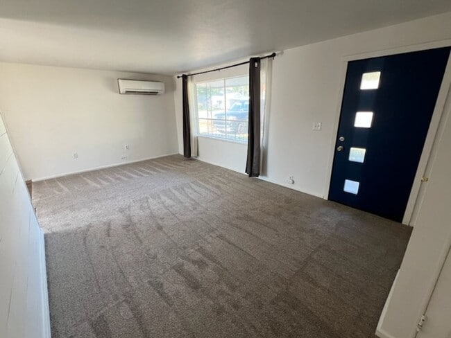 Foto del edificio - Cute 2 bed/1 bath home with fenced back yard & a/c!