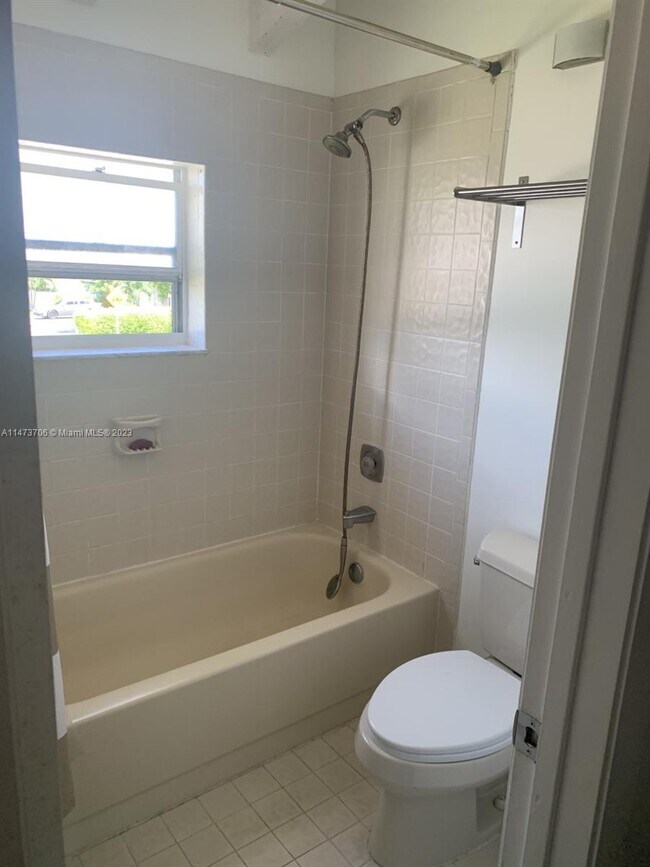 Foto del edificio - 860 NW 106th Ave