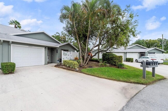 Foto del edificio - 6809 SE Yorktown Dr