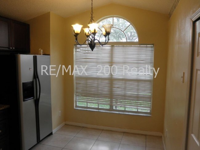 Building Photo - MOVE IN 3BED 2BATH HOME / FENCED IN BACKYARD