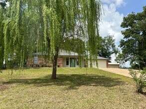 Building Photo - 10052 W Lakeshore Dr