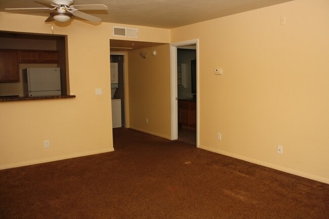 Building Photo - Cute & Cozy Condo Close to UNLV