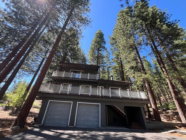 Building Photo - 4 Bedroom, 2 bath single-family home, priv...
