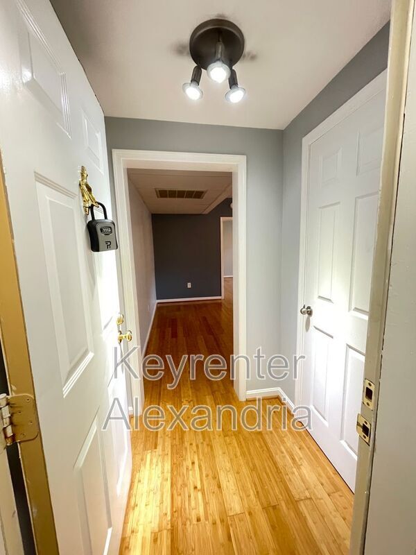 Building Photo - 1810 Key Blvd