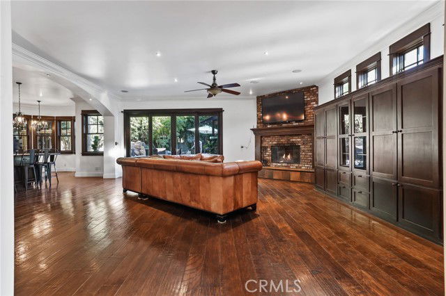 Foto del edificio - 250 Santo Tomas Ave