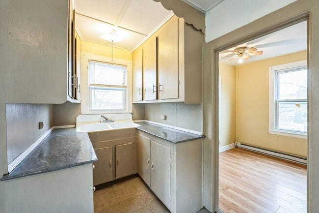 Building Photo - Spacious 4BD and 1BA apartment no-2 in Nor...