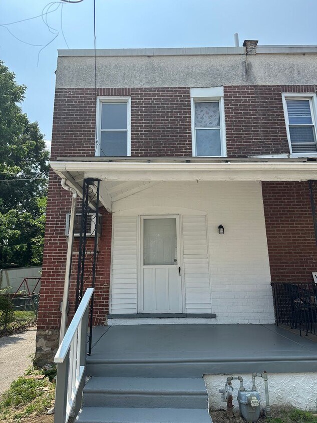 Primary Photo - Renovated 3 Bed, 1 Bath Townhome