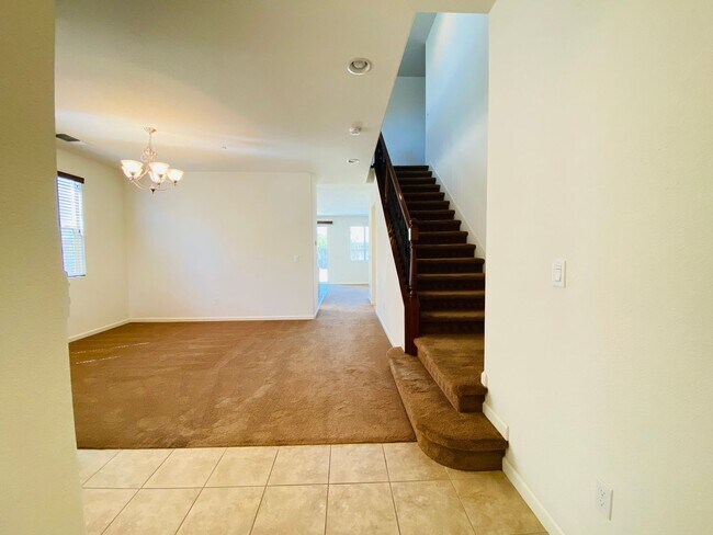 Foto del edificio - Spacious Home with New Carpets and Paint!