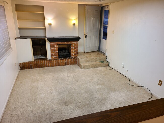 Living room - 320 E Maryland Ave