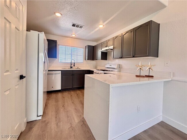 Foto del edificio - 400 Amber Pine St
