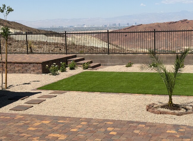 Foto del edificio - Fully Furnished 3 Bedroom Henderson Home with Full Vegas Strip and Lake Las Vegas Views