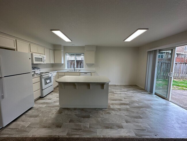 Foto del edificio - 2368 NE Dutch Lane ~ Beautifully Refreshed...