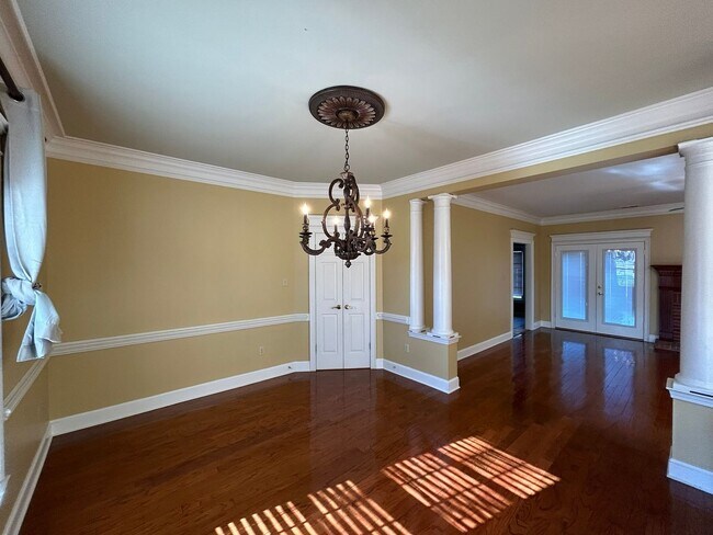 Foto del edificio - All Wood and Tile Flooring- NO CARPET- loc...