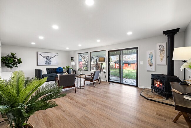 Building Photo - 120 S Cotterell Dr