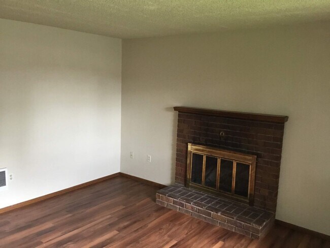 Building Photo - Bethel Area Duplex