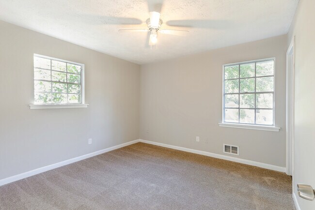 Foto del edificio - 220 Creekwood Ln
