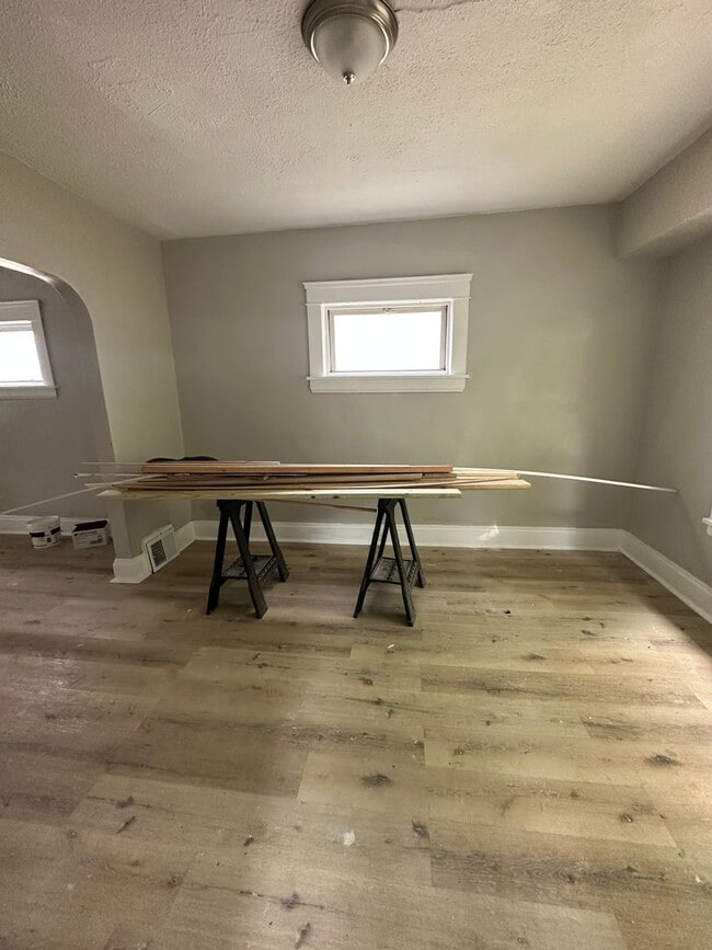 Building Photo - Cleveland East Side 2 Bed Single