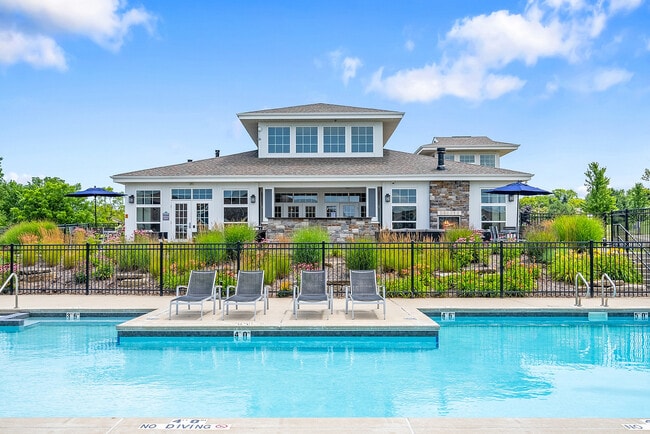 Apartamentos con piscina estilo resort en Drexel Ridge - Drexel Ridge Apartments