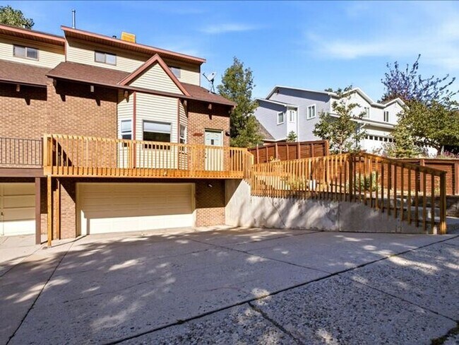 Foto del edificio - Cottonwood Heights 5 bed 3 bath Twin Home
