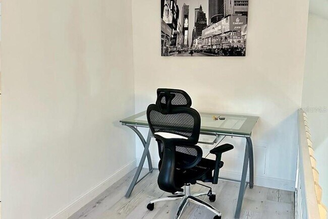 Foto del edificio - 2725 Tally Ho Ave