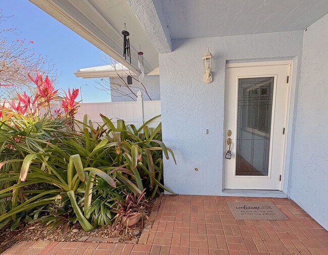 Building Photo - 3 Bed 2 Bath Home with Large Fenced Backyard & Screened Lanai — Available Now