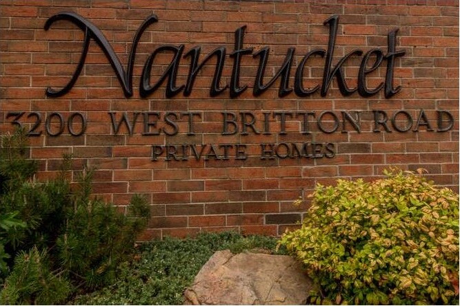 Foto principal - 3200 W Britton Rd