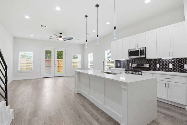 Photo - Never Lived IN - 727 S Victory Dr unit B Houston TX 77088 Apartment