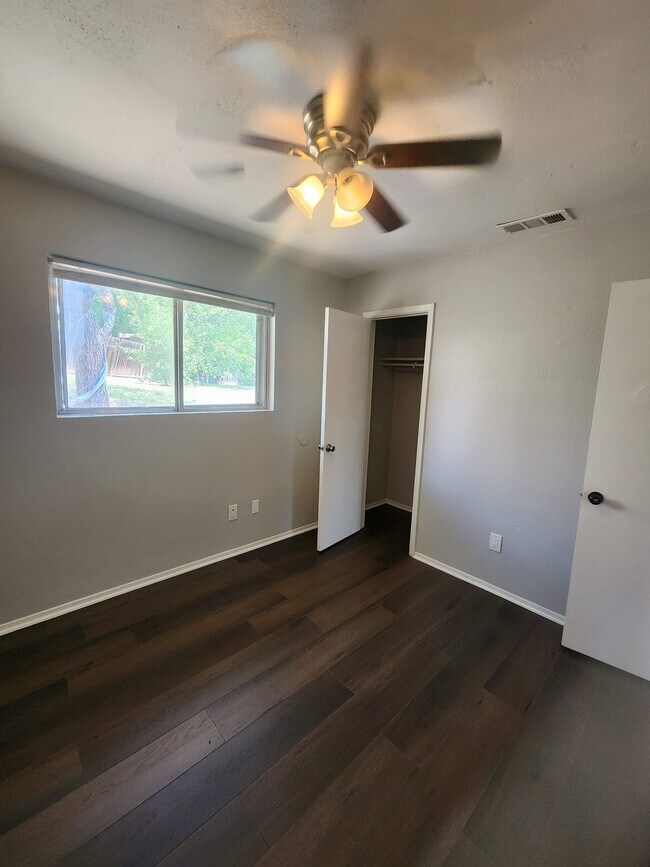 Foto del edificio - 6916 Pondsdale Ln