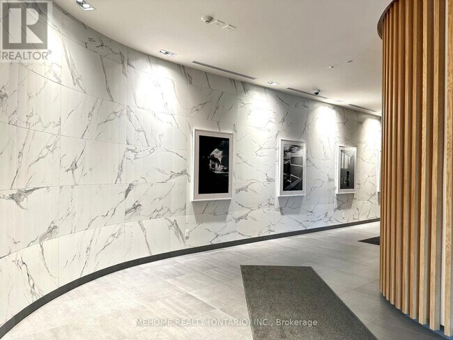 Building Photo - 120 Varna Dr